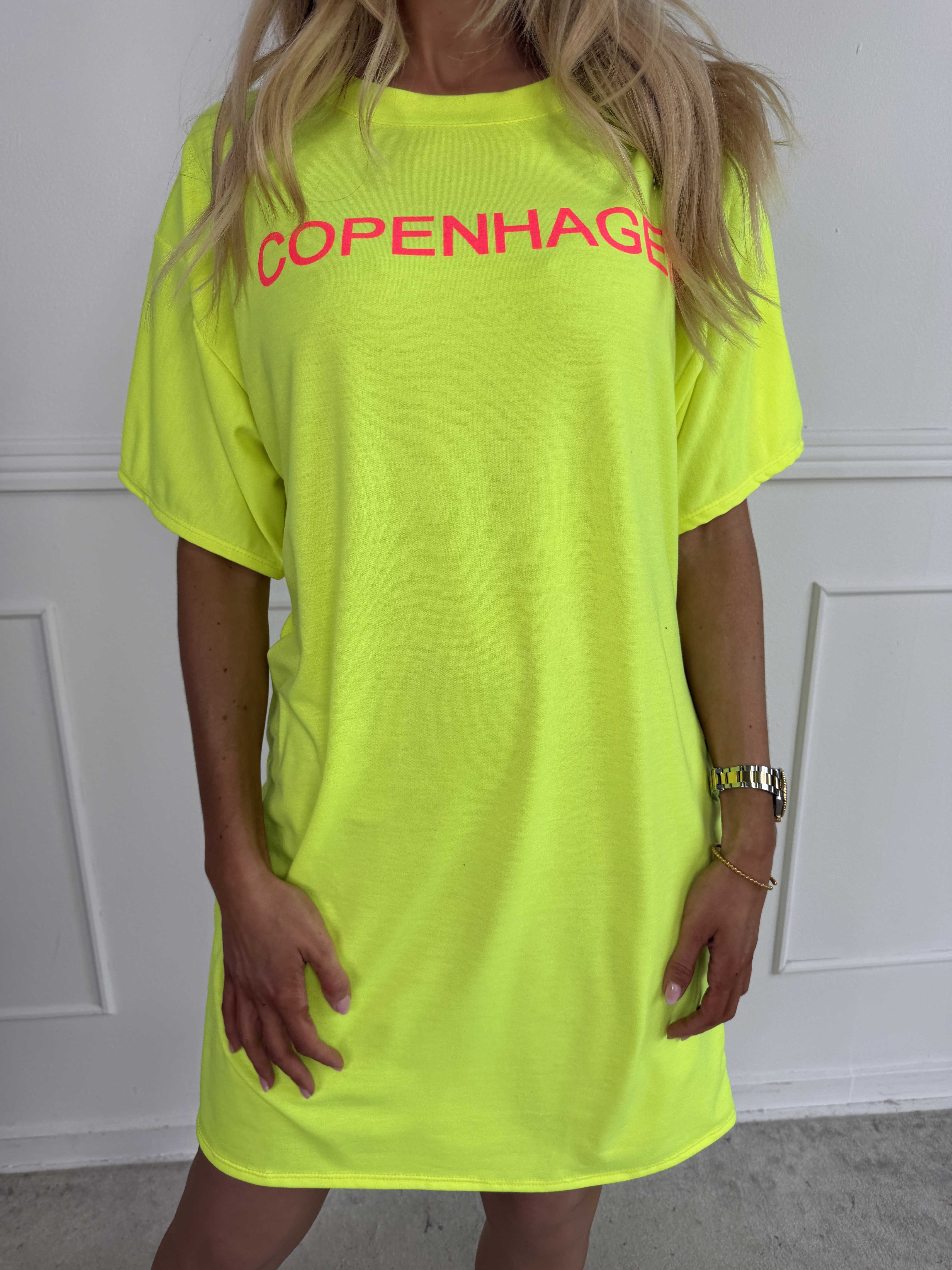 Malia - Bomulls-T-shirtklänning med COPENHAGEN-tryck